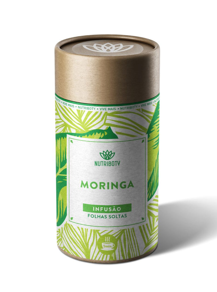 Sabias que a moringa é conhecida como a "árvore da vida"?
Não é por acaso! A Super Infusão de Folhas de Moringa da Nutriboty é uma excelente fonte de antioxidantes, que ajudam a atrasar o envelhecimento e conferem motivação, clareza e foco (adeus névoa mental!).