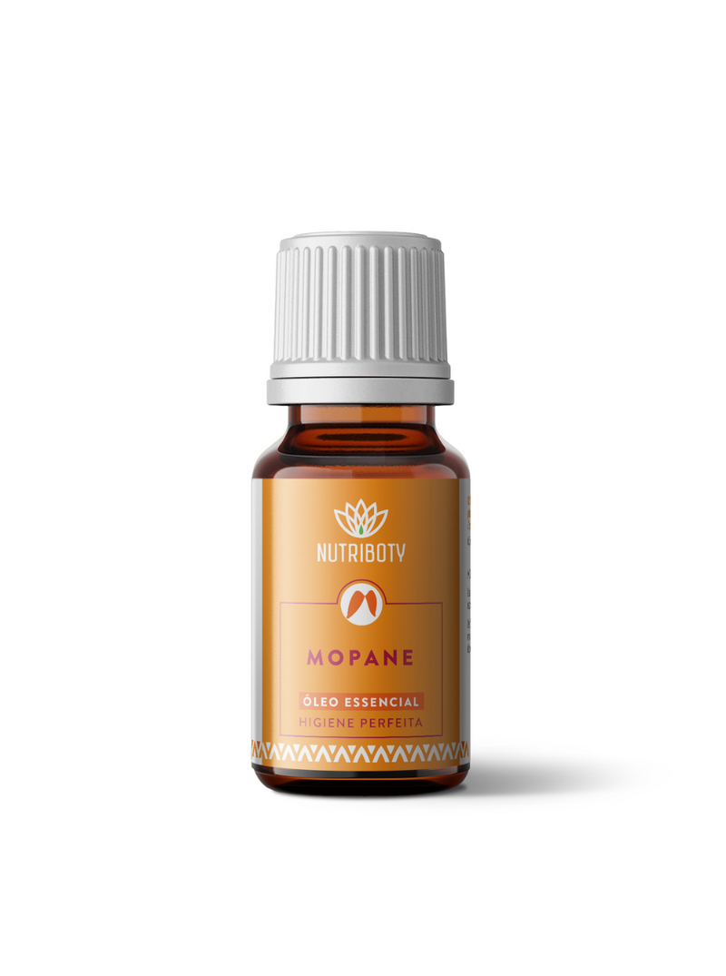 O Óleo Essencial de Mopane da Nutriboty, 100% natural e sustentável, tem um aroma envolvente e herbal bem como propriedades antifúngicas, antibacterianas e antisépticas. Contribui para prevenir, aliviar e controlar diversos males do dia-a-dia. Melhore o seu bem-estar e beneficie das vantagens da aromaterapia com os nossos óleos essenciais!