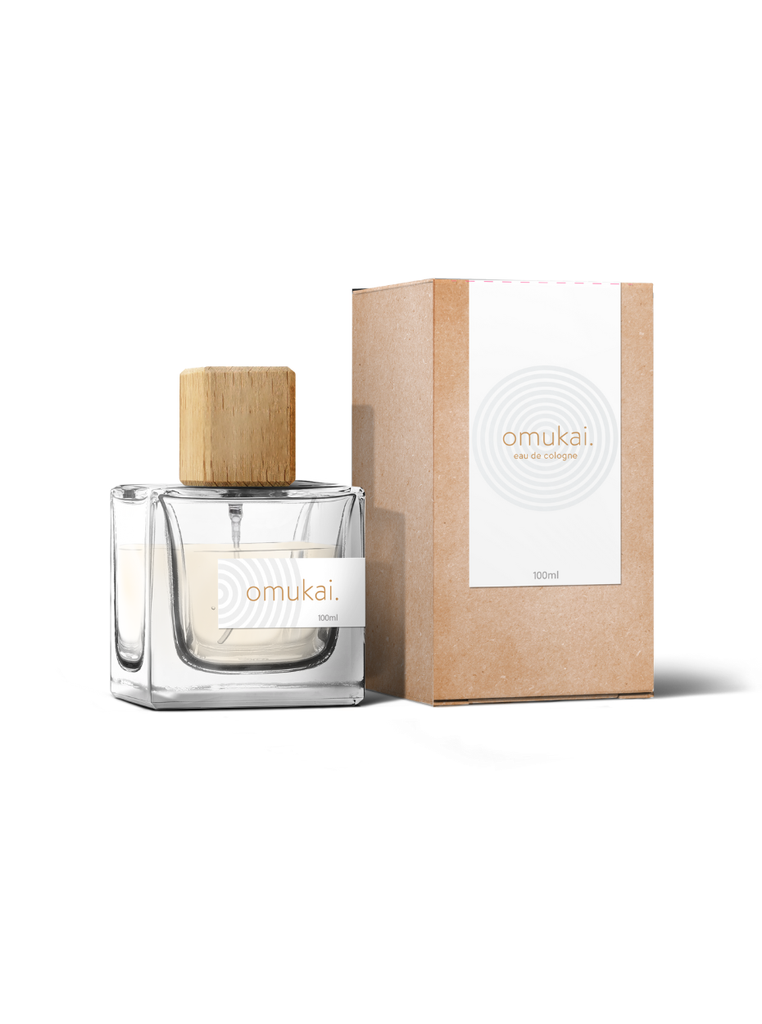 Nas ricas e vibrantes terras da Huíla, encontramos um tesouro único: a madeira de Sândalo Huillensis. Feita a partir do seu óleo essencial, a Água-de-Colónia Omukai; (“mulher” na língua Nhaneca-Umbi) presta homenagem a esta árvore e à Mulher Africana – delicada e calorosa. Perfume, água-de-colónia, fragrância Omukai by Nutriboty. 