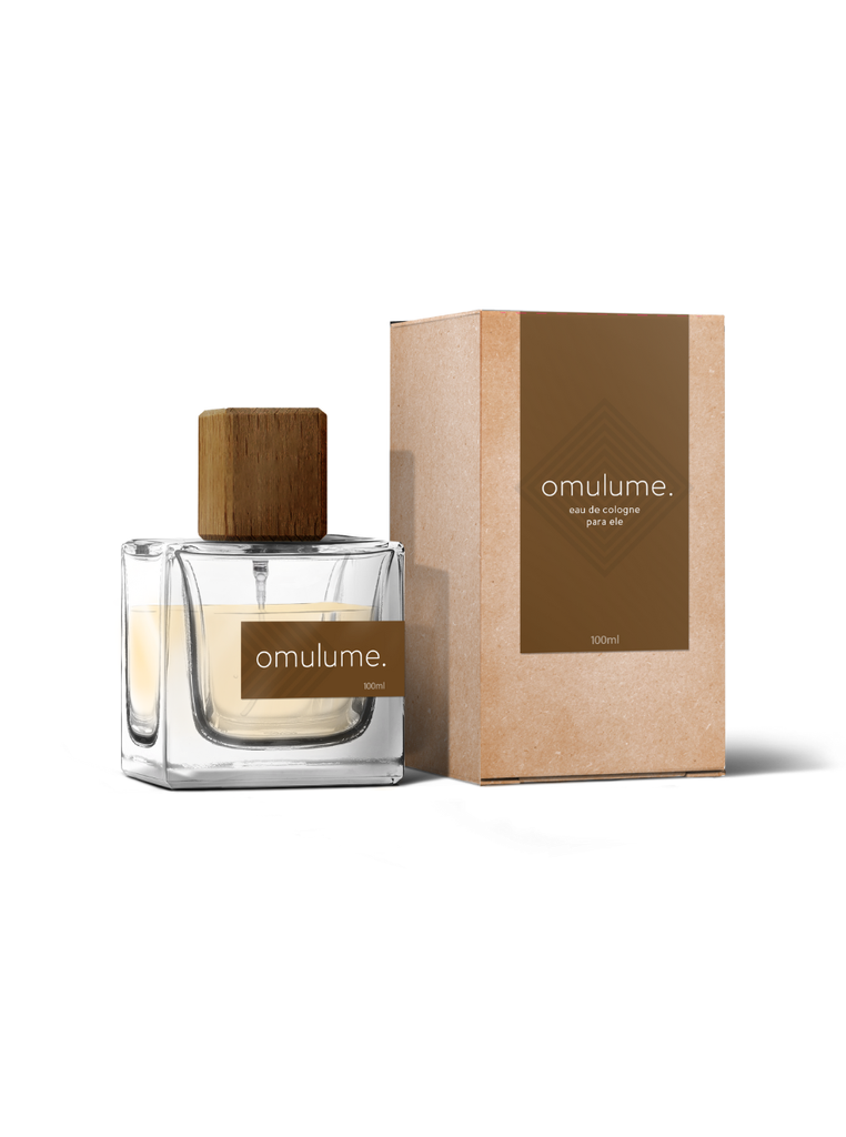 Nas ricas e vibrantes terras da Huíla, encontramos um tesouro único: a madeira de Sândalo Huillensis. Feita a partir do seu óleo essencial bem como dos de Manjericão e Vetiver, a Água-de-Colónia Omulume (“homem” na língua Nhaneca-Umbi) presta homenagem a esta árvore e ao Homem Africano – energético e caloroso. Perfume, fragância para homem.