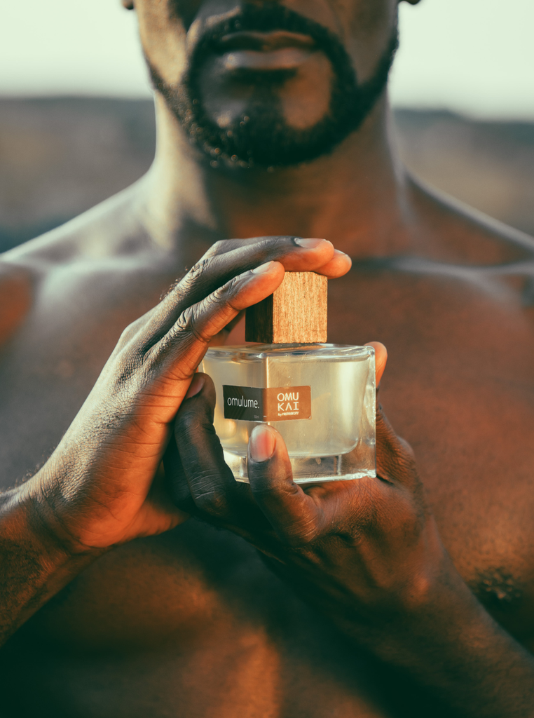 O seu luxuoso frasco evoca a fusão dos ingredientes de assinatura da fragrância numa estética minimalista, autêntica e elegante. A sofisticada tampa simboliza a Natureza, particularmente a madeira de Sândalo.
Abraça a tua Natureza. Notas de topo: Bergamota, Limão e Tangerina; Notas de coração: Rosa, Jasmim, Lavanda e Manjericão; Notas de base: Sândalo, Vetiver, Almíscar e Cedro; 95% dos ingredientes desta fragrância são nacionais. Fragrância, perfume, água-de-colónia masculina para hommem. 