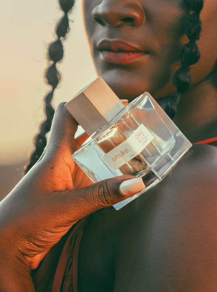 O seu luxuoso frasco evoca a fusão dos ingredientes de assinatura da fragrância numa estética minimalista, autêntica e elegante.Notas de topo: Anis, Coco, Pitanga, Fisális (conhecida por matipa-tipa na Huíla) e Moringa; Notas de coração: Rosa, Ylang Ylang, Jasmim e Lírio do Vale; Notas de base: Almíscar, Âmbar, Baunilha e Sândalo; 95% dos ingredientes desta fragrância são nacionais. Perfume, águas-de-colónia, fragrância feminina, fragrância Omukai by Nutriboty